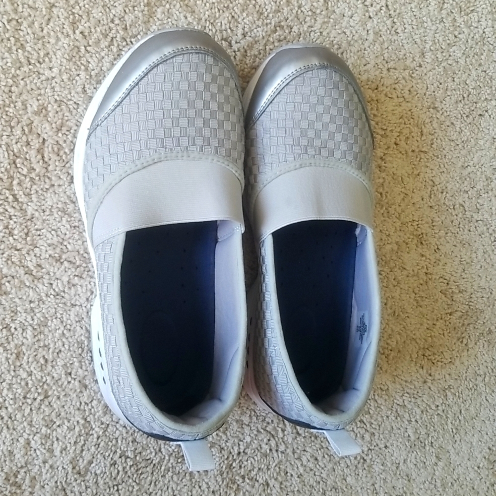 Gray Extra Wide Width walking shoes